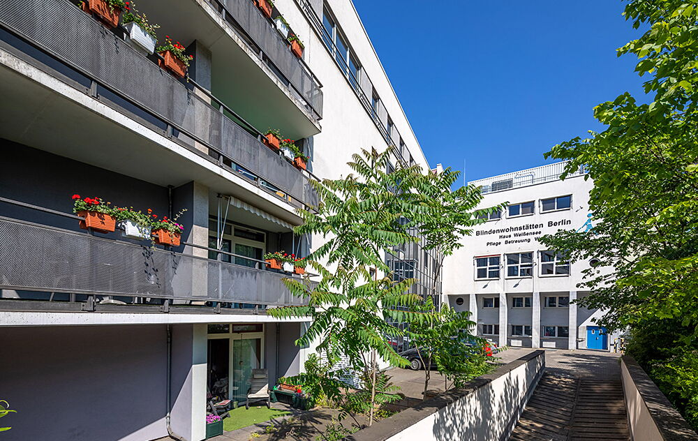 Vorderseite Haus Weißensee mit Balkonen